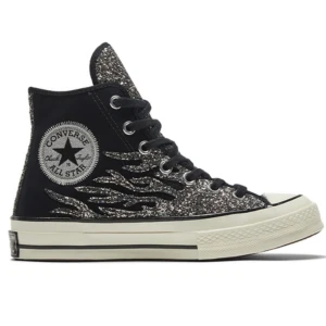 Converse glitter flames - Svarta Converse med silver-glittriga flammor. Säljer då de är för stora för mig. Använda en gång så de är i nyskick. Storlek 36,5