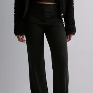 Säljer dessa superfina kostymbyxor från Nelly , i modellen ” I Love It Low Waist Suit Pants” 💌 NYSKICK!!  säljer då de inte alls kommit till användning så jag har för många lika 💗 nypris : 499 kr 