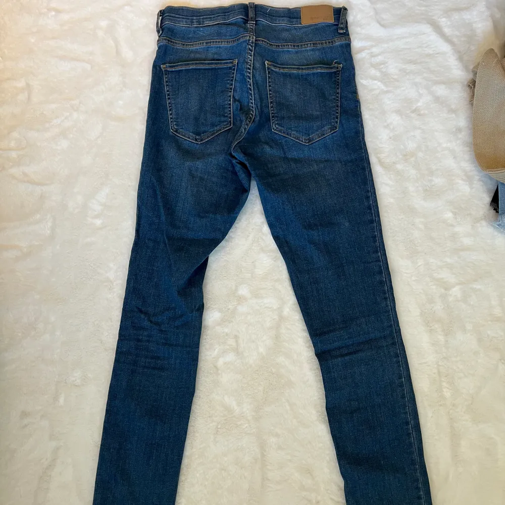 Jeans från Gina tricot i storlek M men är som S, Dom är typ mid waist. Jeans & Byxor.