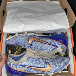 Nike mercurial vapor 15 Elite Ag - Säljer mina fotbollsskor då jag inte längre har användning för dem. De är endast använda en halv säsong på konstgräs. Skorna är i storlek 45. Skriv vid mer frågor! Kan gå ner i pris vid snabb affär!