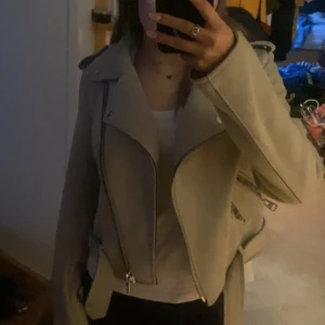 Beige vårjacka  - Säljer denna super fina ”skinnjacka” i mocka. Passar perfekt till våren. Vid behov av fler bilder på jackan är det bara att säga till. Helt ny utan slitage! Storlek xs.💕