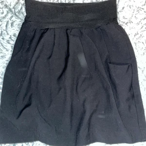 Kostymkjol - Kjol från monkey, väldigt stilig. 