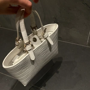 Handväska  - Säljer min super fina vintage handväska. Nyskick. 