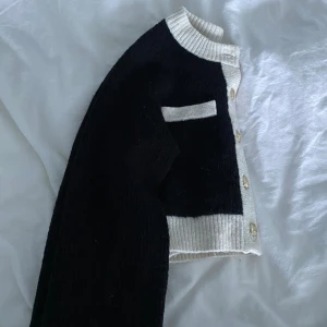 Kofta  - Superfin stickad kofta ifrån hm, använd Max 2 gånger pga ej min stil💙