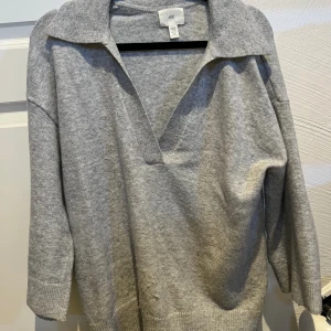 Grå stickad tröja  - Grå stickad tröja från HM. Använd enstaka gånger. Kommer inte till användning.