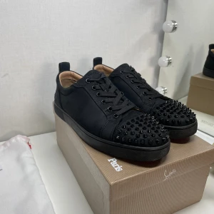 christian louboutin skor - Ett par tvärfeta christian louboutin skor svarta med spikar | storlek - 43, passar 44/42   Skick - 9/10. Finns defekt    Allt på bilden medföljer naturligtvis,  Vid fundering kontakta mig ! Skorna ser ut exakt på bilden !!