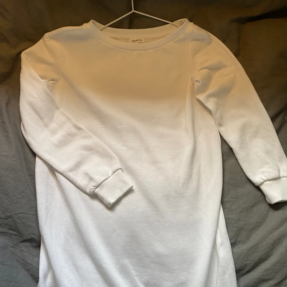 Offshoulder klänning från Even&Odd i storlek S.  Klänningen är endast använd en gång och säljes då den tyvärr inte kommer till användning. Kan användas som mysklänning men också vid utgång om man stylar den. Vid frågor är det bara att höra av sig!!😊. Klänningar.