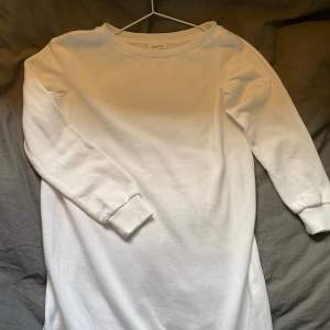 Offshoulder klänning från Even&Odd i storlek S.  Klänningen är endast använd en gång och säljes då den tyvärr inte kommer till användning. Kan användas som mysklänning men också vid utgång om man stylar den. Vid frågor är det bara att höra av sig!!😊