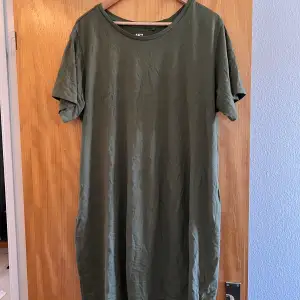 Grön tshirtkänning som är ungefär till knäna skön sommar klänning
