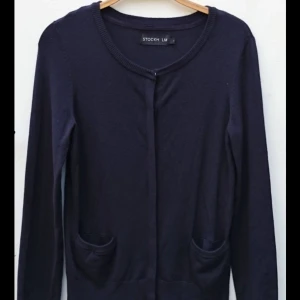 Marinblå kofta - Marinblå kofta med fickor. Fint skick! Storlek S men är kort i ärmarna och jag är 164.  Pm vid frågor, pris kan också diskuteras 🩷(ljuset är konstigt på den andra bilden) 