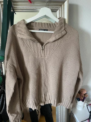 Biege/brun jacka - Tröja i fint skick som tyvärr inte kommer till användning! Använd ca 4/5 gånger!  Tröjans storlekssiffra är oklar, men skulle säga att tröjan är en typsik M!🥰
