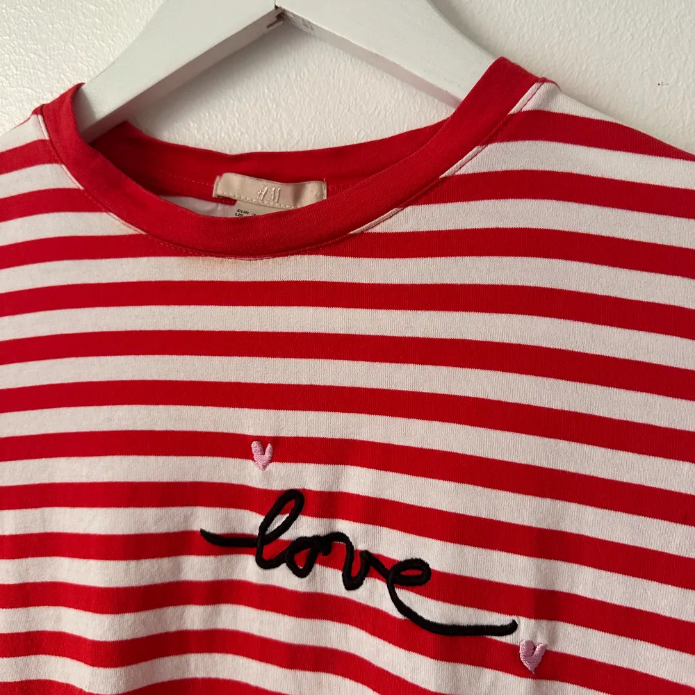 Fin långärmad rödrandig tröja från H&M. Storlek 34. Använt skick, men inga hål eller liknande.  . T-shirts.