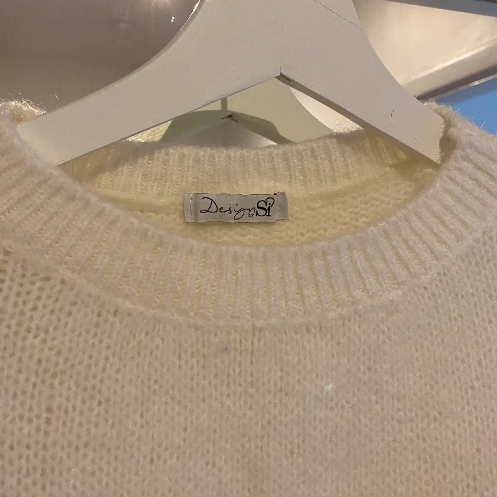 Säljer denna superfina stickade tröja från DesignBySi i storlek XS/S. Tröjan är testad men aldrig använd!. Tröjor & Koftor.