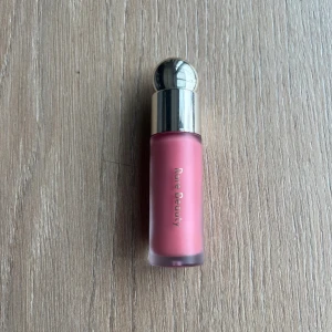 Rare beauty blush  - Rare beauty blush som jag köpte i somras i färgen ”happy”. Använts fåtalgånger❤️ skriv om du vill diskutera pris! Får med förpackning ( ny pris ca 390kr)