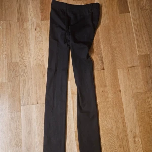 Svarta varma strumpbyxor - Säljer dessa svarta strumpbyxor. De är köpta på SHEIN men för små för mig. Köpte de i S. De är små i midjan men annars fungerar de ändå bra. Även perfekt när det är lite kallt eftersom de är lite fodrade. Jag är 160 cm och bär vanligtvist S. 