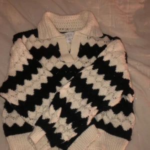 Stickad tröja! Inte jätte använd!💞 - 11-12 ålder 152 i storlek ! Stickad. Köpte för typ 170-200 kr.  