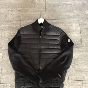 Moncler cardigan - Bra skick 9/10🌟 nfc funkar ej äktạ, tveka ej att höra av er om frågor!