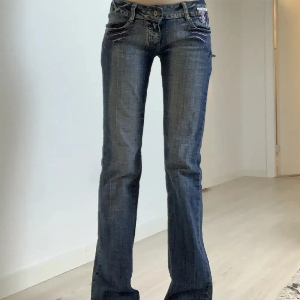 Super snygga men tyvärr för långa på mig där för säljs dom! Super bra sick inga defekter alls🎀 midjemått rakt över:38cm innerbensmått:83cm, dom är lowwaist och bootcut. Jeans & Byxor.