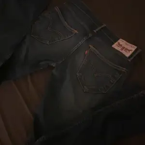 Säljer mina Levis jeans, de är straight leg/bootcut ish (kolla min andra annons för mer info) 