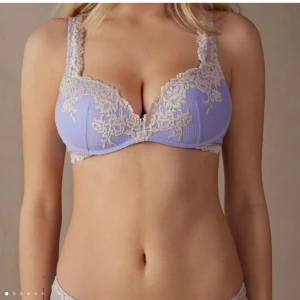 Ljuslila Intimissmi push up bh! - Säljer min lila Intimissmi bh som är push up, säljer för att den aldrig kommit till användning då jag köpte den i fel storlek, den är alltså helt oanvänd🩷