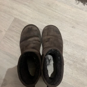 Ugg - Bruna fina ugg! Storlek 39, använda men de fläckiga går bort med skorengöring. 