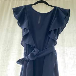 Mörkblå klänning Shein använd fåtal gånger, i nyskick. Storlek  står ej storlek men troligt 42.  Katt finns i hemmet