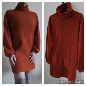 Stickad klänning  - Oversize stickad polotröja/klänning. Riktigt fin färg, löjligt bekväm. Lite slitage nedtill på ena sidan. Size S/M