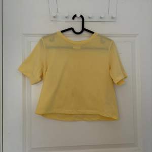 Kroppad gul t-shirt från Vila. Jättesöt och knappast använd. Skriv för mer information!