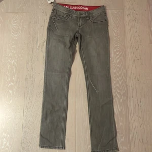 Raka/utsvängda snygga jeans - Säljer dessa då de var för små för mig men så dem är aldrig använda. Prislappen kvar, köpta för 1599kr. Det står att storleken är 29W L34 men skulle uppskatta att de är en storlek 36 kanske? Priset kan diskuteras ;)