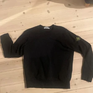 Stone island - Snygg crewneck i grymt bra skick(9/10), Strl S i färgen svart | sitter tts | vid snabb affär kan pris diskuteras | dm för frågor
