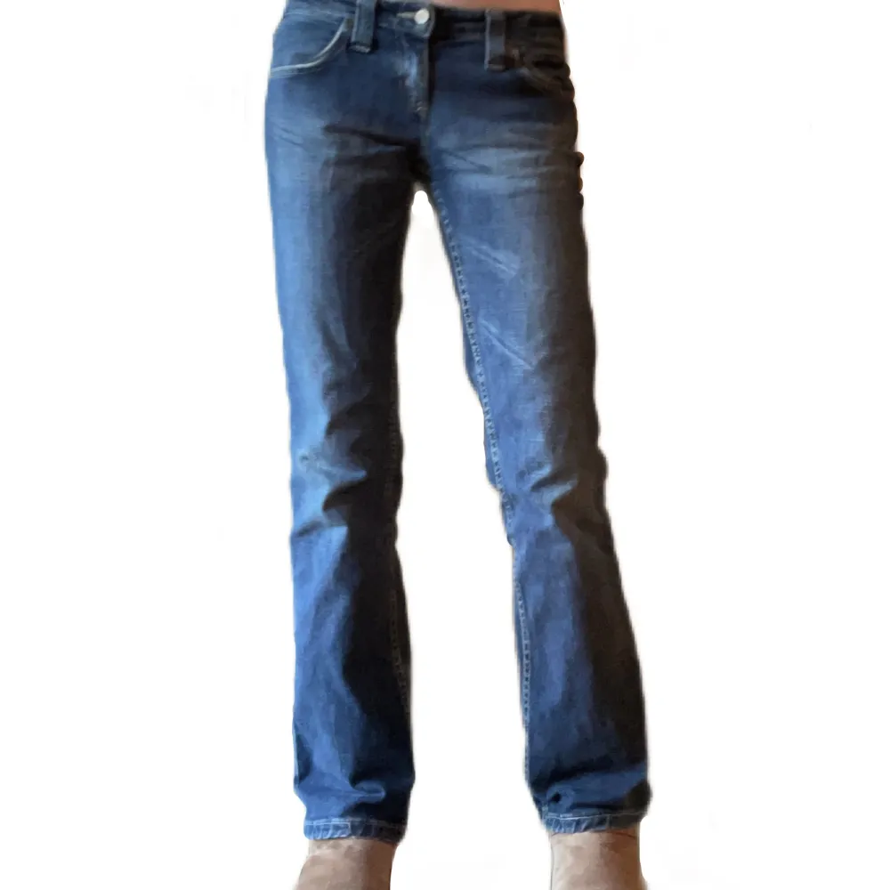 Säljer dessa snygga low waist Lee jeansen med broderi på fickorna då dem är för korta för mig!🫶🏼 Midjemått: 41 rakt över / Innebenslängd: 80 cm 🩷 Köpta på Plick i höstas för 550 kr. Jeans & Byxor.