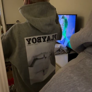 Grå oversized Playboy Hoodie! - En skitsnygg grå oversized playboy hoodie i storlek 32, jag har storlek XS/S och den sitter oversized på mig (kolla bilder)!☺️