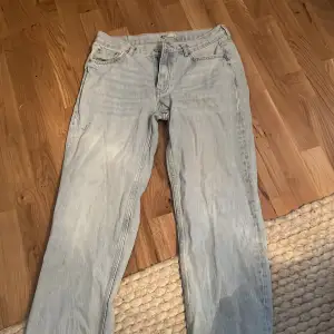 Low waist straight jeans från ginatricot. Nypris 499kr, använda fåtal gånger så därför är jeansen fortfarande i väldigt bra skick!
