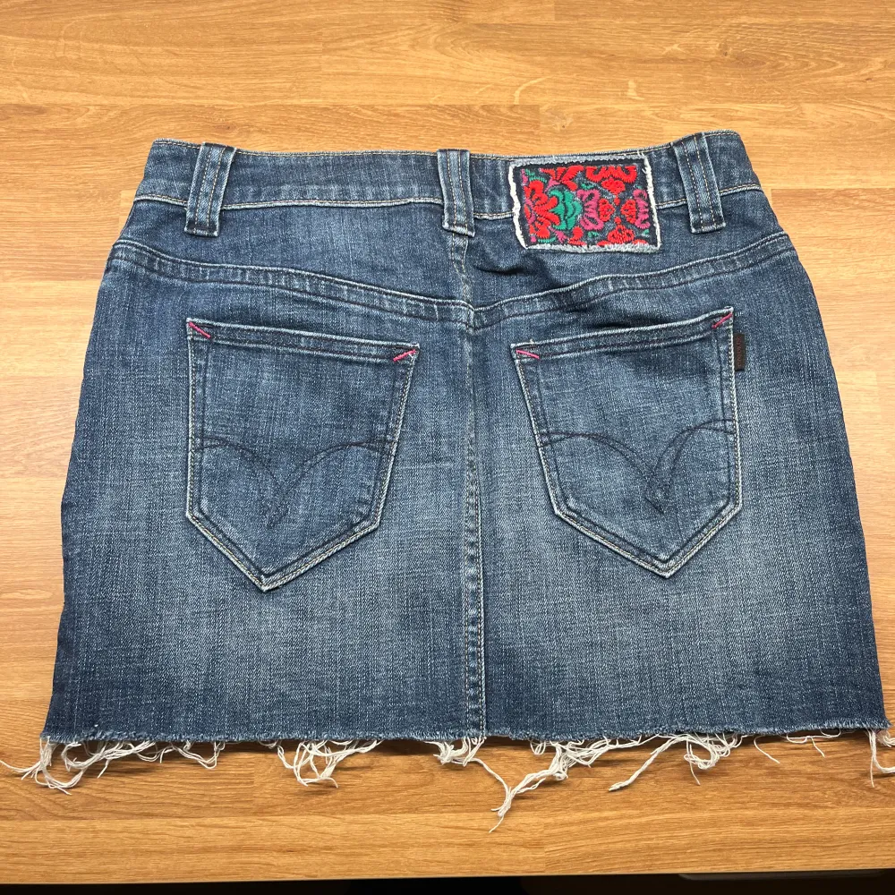 Ascool jeanskjol från crocker med balla detaljer. Toppen skick, inga defekter! . Kjolar.