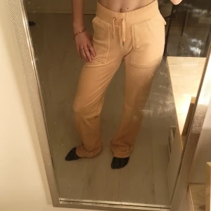 Juicy Couture  - Bra skick, inte använda många gånger. Ficka fram och bak. Utsvängda 