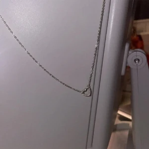Ett silvrigt halsband med ett hjärta på - Säljer ett silvrigt halsband med ett hjärta på🩷