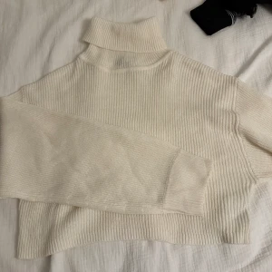 Stickad tröja - Två fina tröjor med skönt material. Säljer de båda för 100 kr styck. Man kan köpa tröjorna separat :). Isåfall får man skriva till mig så sker köpet via Swish istället.  Bra skick på tröjorna. 