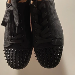 Christian Louboutin - Riktigt fina skor som bara är använda 1 gång. Säljer dom för inte passar mig längre.  Mvh Morris 