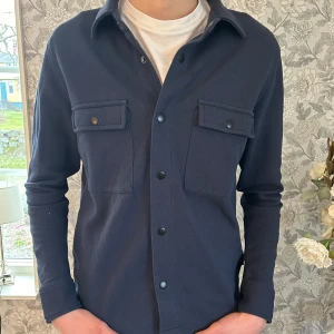 Selected home overshirt  - En riktigt fet overshirt från selected home i nyskick, inga tecken på slitage. St S Modellen på bilden är 185cm 
