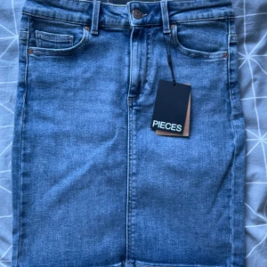 Denim skirt/ Jeans kjol / Denim kjol - Denim skirt: helt ny skick, har aldrig används, storlek S, ljus blå färg. DM för köp och träff