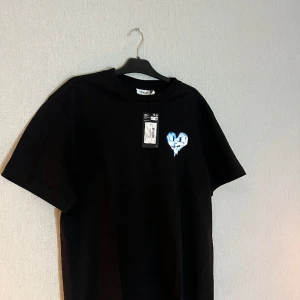 Weekday T-shirt - Helt ny T-shirt från Weekday, då tiden för retur har passerat  