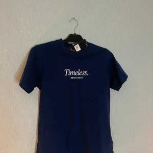 New Balance - En helt ny T-shirt från New balance, då jag hade inte kunnat lämna pågrund av att returtiden hade passert Nu pris 609 kr  Passar Xs-S