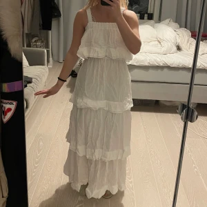 VIT VOLANGKLÄNNING - Uppskattar storleken till XS/S. Köpte i en fransk butik så finns inget märke. Den är bra i kvaliteten och är inte så genomskinlig. Man kan ha den antingen med band som på första bilden eller ha den off-shoulder som den andra bilden. Världens finaste!