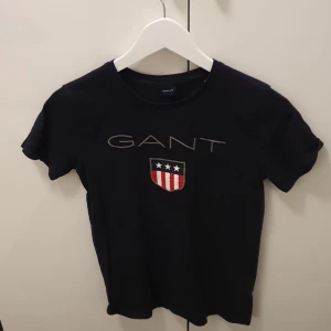 Gant T-shirt - Gant t-shirt i storlek 146-152 11-12 år. Använd ett fåtal gånger. Pris 100 kr. Från djur-och rökfritt hem
