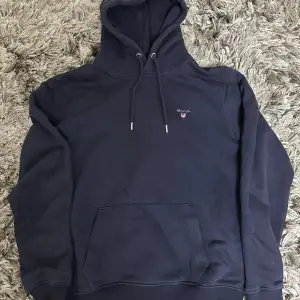 Äkta gant hoodie i perfekt skick, finns inga skador eller så. Säljer den billigt pga att jag behöver behöver verkligen pengar just nu. Ny pris 1200. Den har inte använda så mycket, de därför den är i så bra skick.