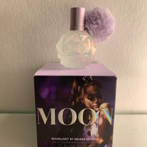 KOM PRIVAT FÖR SWISH 🛑 Moonlight Ariana grande parfym, 10-15ml kvar av 30ml. Säljer allt Ariana grande merch jag äger då jag inte är ett fan numera