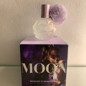 Ariana grande parfym - KOM PRIVAT FÖR SWISH 🛑 Moonlight Ariana grande parfym, 10-15ml kvar av 30ml. Säljer allt Ariana grande merch jag äger då jag inte är ett fan numera