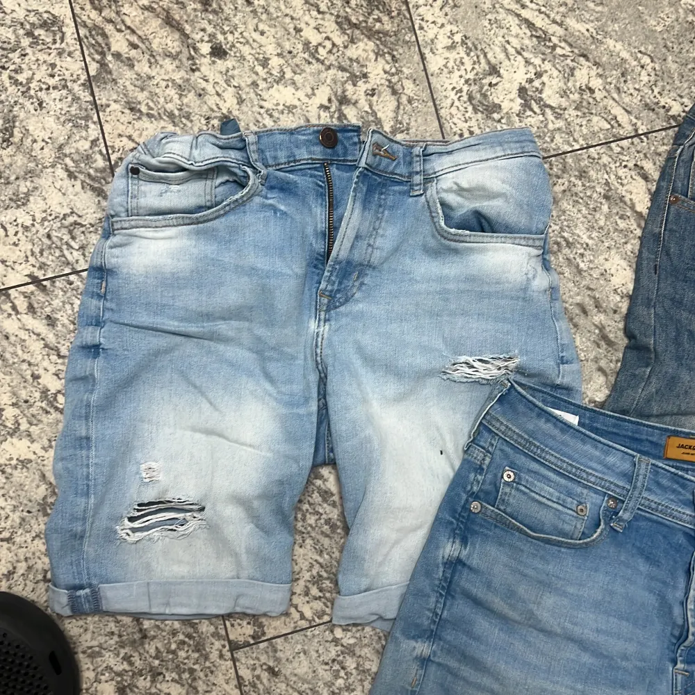 Säljer alla 3 för 229kr eller 99 kr st jeans shorts ordinarie för jack&jones 499kr hm shorts ljusblåa 399 the boys 499. Hoodies.