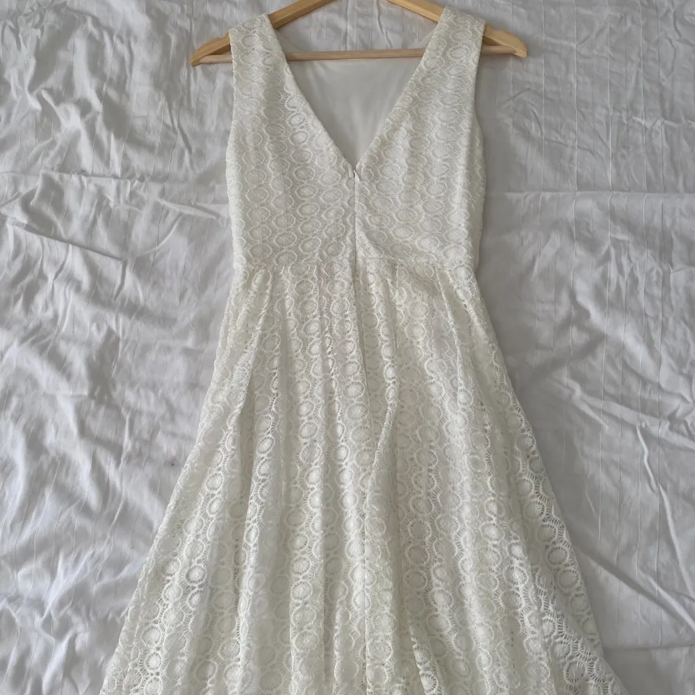 Riktigt fin och söt vit skolavslutnings klänning i storlek xs från sisters point. Dma vid fler bilder eller frågor. Klänningar.