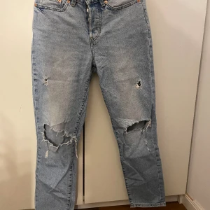 Jeans  - . Använd fåtal gånger  . Wide jeans  . Finns fler bilder att få